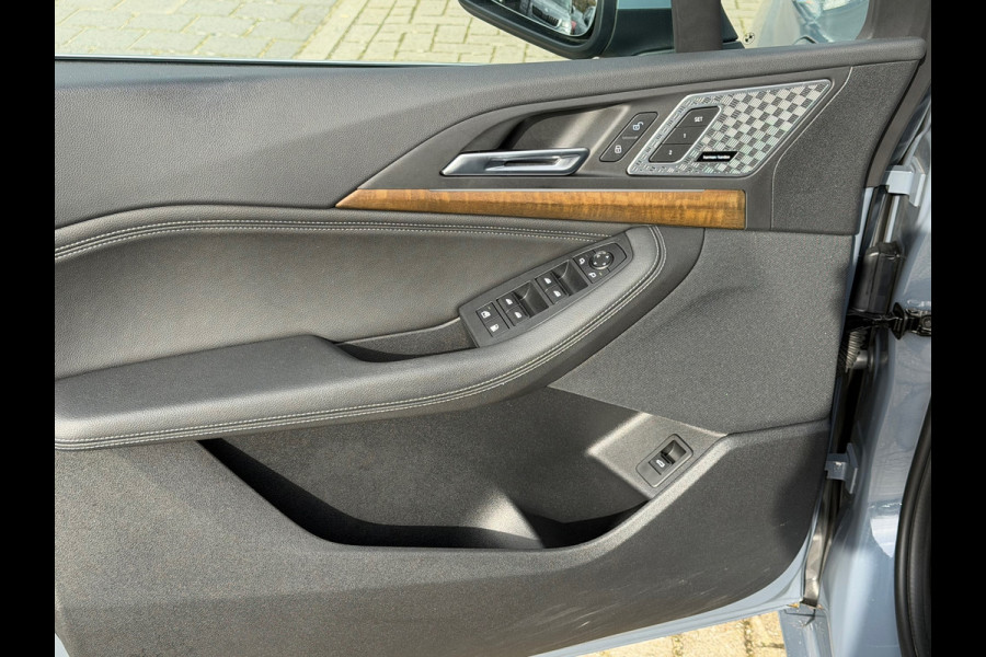 BMW 2 Serie Active Tourer 225e xDrive 245 Pk / Navi / Panoramadak / Climate / Cruise / Camera / Harman Kardon / Voll Leder.