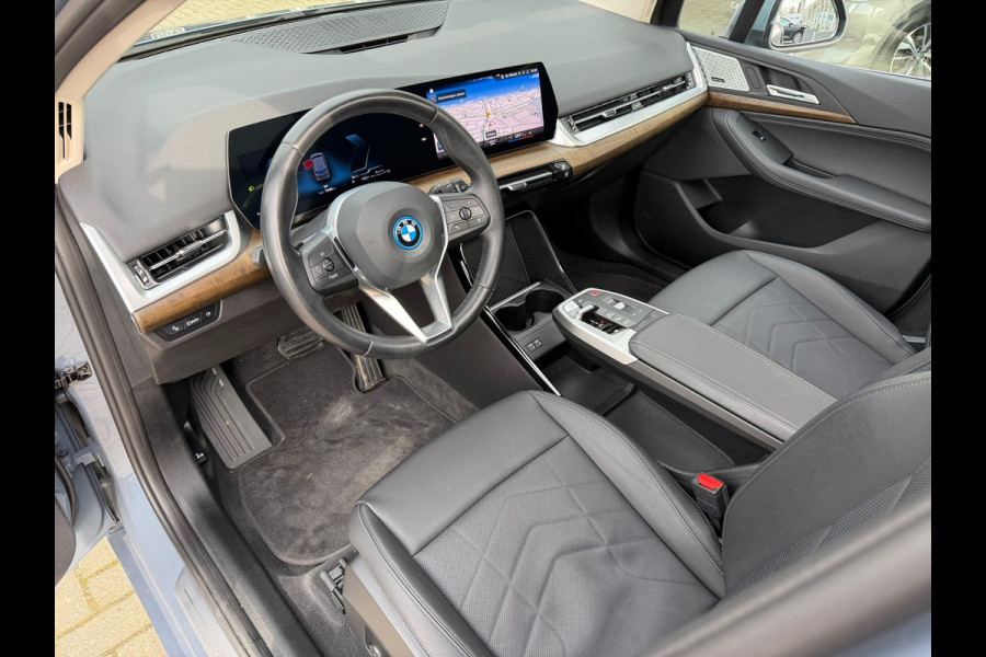 BMW 2 Serie Active Tourer 225e xDrive 245 Pk / Navi / Panoramadak / Climate / Cruise / Camera / Harman Kardon / Voll Leder.