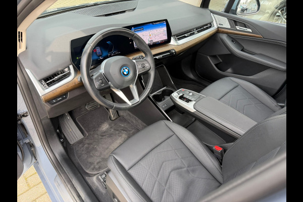 BMW 2 Serie Active Tourer 225e xDrive 245 Pk / Navi / Panoramadak / Climate / Cruise / Camera / Harman Kardon / Voll Leder.