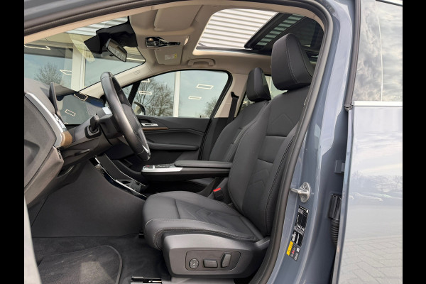 BMW 2 Serie Active Tourer 225e xDrive 245 Pk / Navi / Panoramadak / Climate / Cruise / Camera / Harman Kardon / Voll Leder.