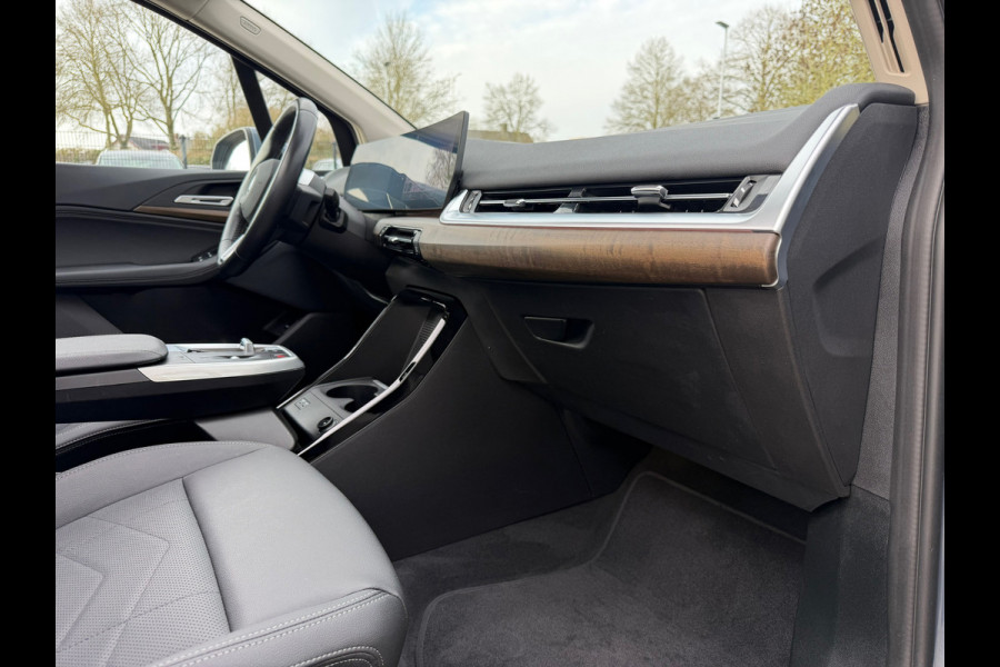 BMW 2 Serie Active Tourer 225e xDrive 245 Pk / Navi / Panoramadak / Climate / Cruise / Camera / Harman Kardon / Voll Leder.