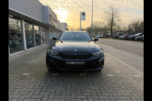 BMW 3 Serie Touring 320e FACELIFT / Navi / Cruise / Camera / Climate / Trekhaak / 20" Breedset.