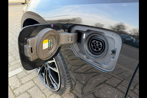 BMW 3 Serie Touring 320e FACELIFT / Navi / Cruise / Camera / Climate / Trekhaak / 20" Breedset.