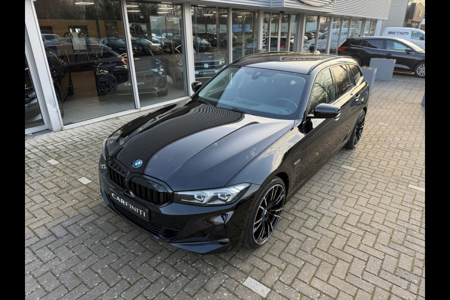 BMW 3 Serie Touring 320e FACELIFT / Navi / Cruise / Camera / Climate / Trekhaak / 20" Breedset.