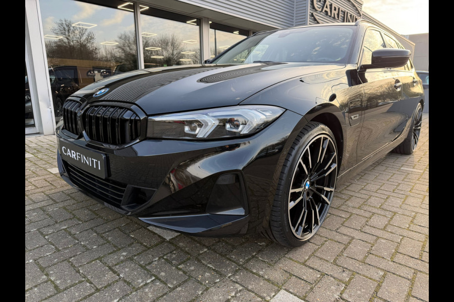 BMW 3 Serie Touring 320e FACELIFT / Navi / Cruise / Camera / Climate / Trekhaak / 20" Breedset.