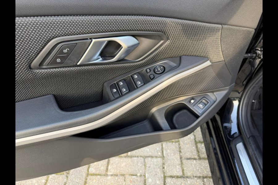 BMW 3 Serie Touring 320e FACELIFT / Navi / Cruise / Camera / Climate / Trekhaak / 20" Breedset.