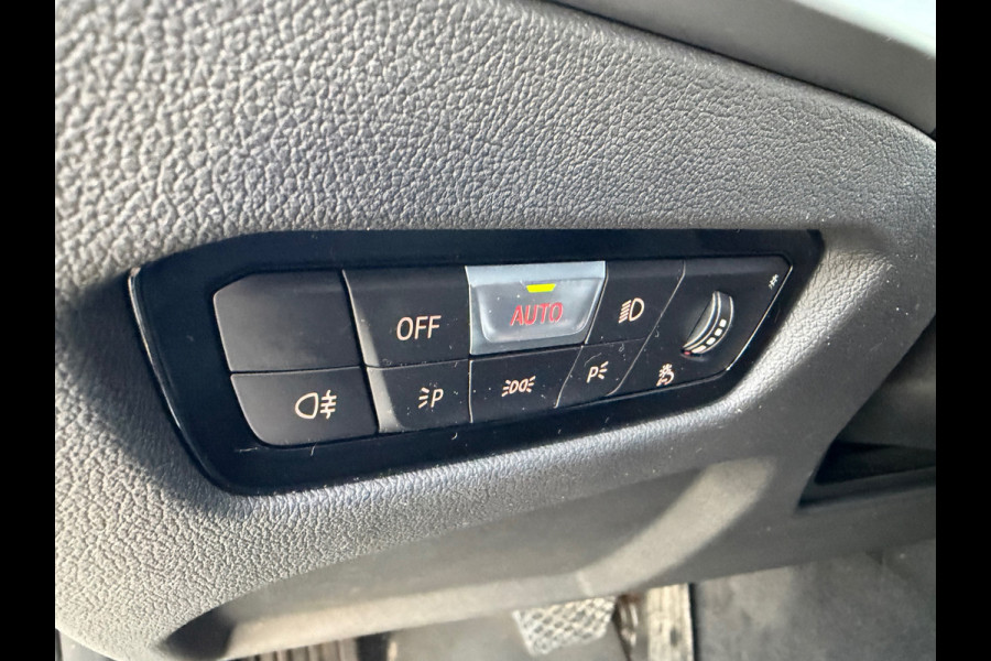 BMW 3 Serie Touring 320e FACELIFT / Navi / Cruise / Camera / Climate / Trekhaak / 20" Breedset.