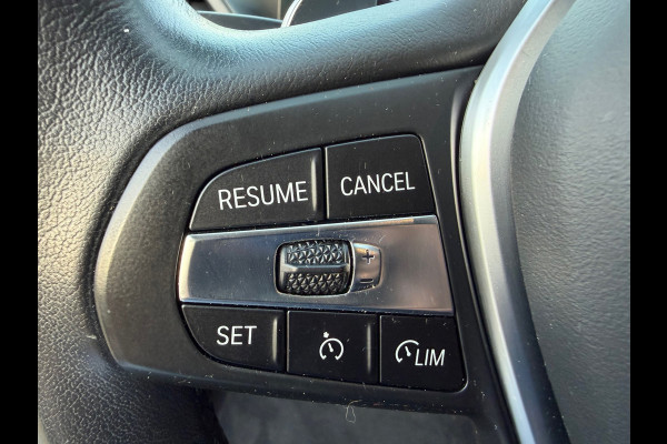 BMW 3 Serie Touring 320e FACELIFT / Navi / Cruise / Camera / Climate / Trekhaak / 20" Breedset.