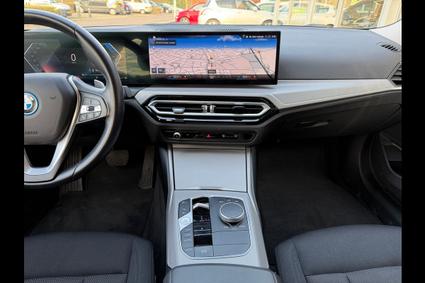 BMW 3 Serie Touring 320e FACELIFT / Navi / Cruise / Camera / Climate / Trekhaak / 20" Breedset.