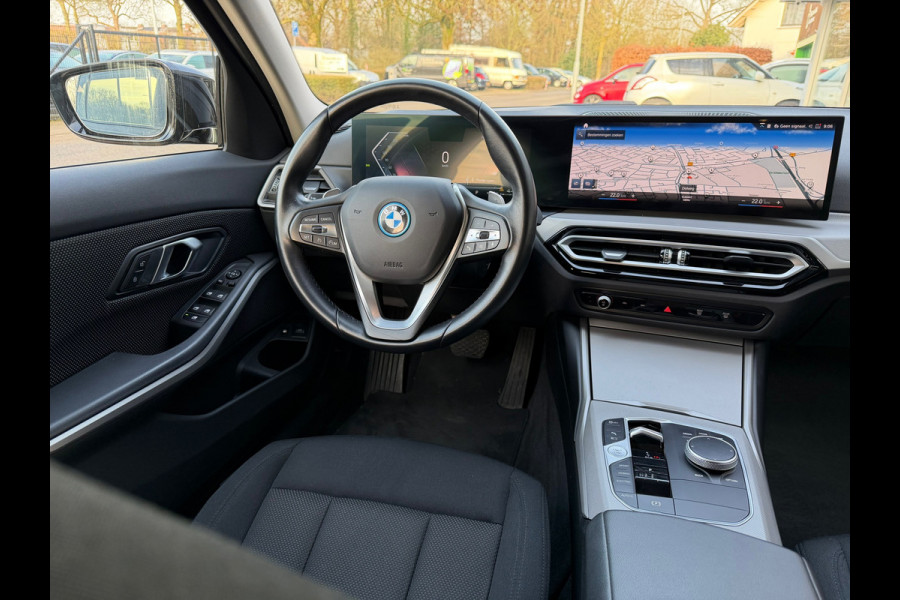 BMW 3 Serie Touring 320e FACELIFT / Navi / Cruise / Camera / Climate / Trekhaak / 20" Breedset.
