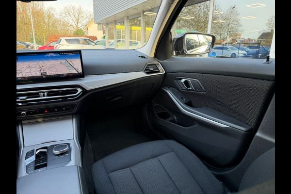 BMW 3 Serie Touring 320e FACELIFT / Navi / Cruise / Camera / Climate / Trekhaak / 20" Breedset.