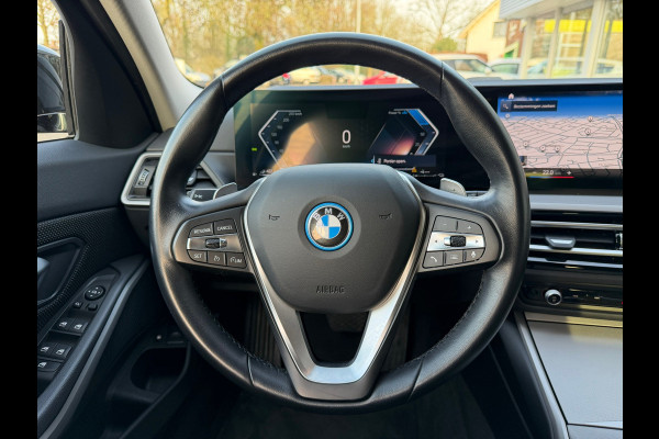 BMW 3 Serie Touring 320e FACELIFT / Navi / Cruise / Camera / Climate / Trekhaak / 20" Breedset.