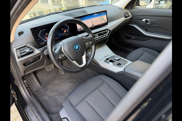 BMW 3 Serie Touring 320e FACELIFT / Navi / Cruise / Camera / Climate / Trekhaak / 20" Breedset.