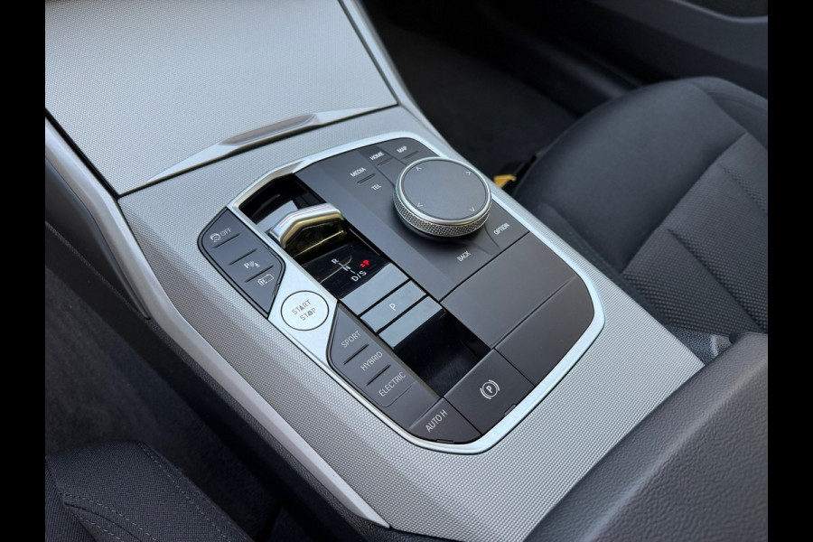 BMW 3 Serie Touring 320e FACELIFT / Navi / Cruise / Camera / Climate / Trekhaak / 20" Breedset.