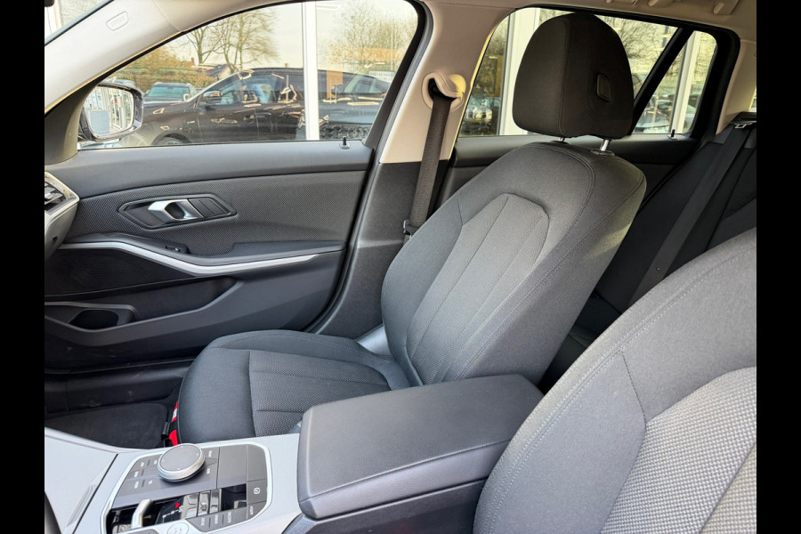 BMW 3 Serie Touring 320e FACELIFT / Navi / Cruise / Camera / Climate / Trekhaak / 20" Breedset.