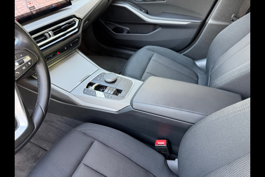 BMW 3 Serie Touring 320e FACELIFT / Navi / Cruise / Camera / Climate / Trekhaak / 20" Breedset.