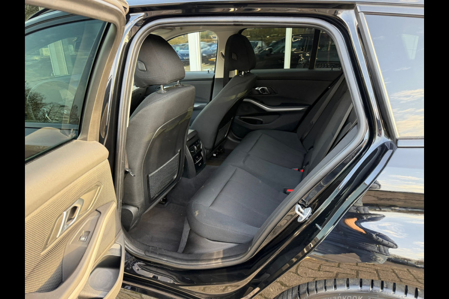 BMW 3 Serie Touring 320e FACELIFT / Navi / Cruise / Camera / Climate / Trekhaak / 20" Breedset.