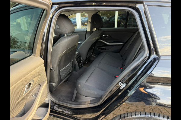 BMW 3 Serie Touring 320e FACELIFT / Navi / Cruise / Camera / Climate / Trekhaak / 20" Breedset.
