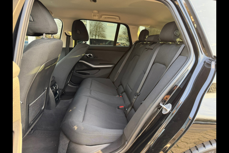 BMW 3 Serie Touring 320e FACELIFT / Navi / Cruise / Camera / Climate / Trekhaak / 20" Breedset.