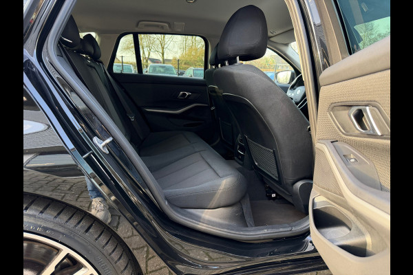 BMW 3 Serie Touring 320e FACELIFT / Navi / Cruise / Camera / Climate / Trekhaak / 20" Breedset.