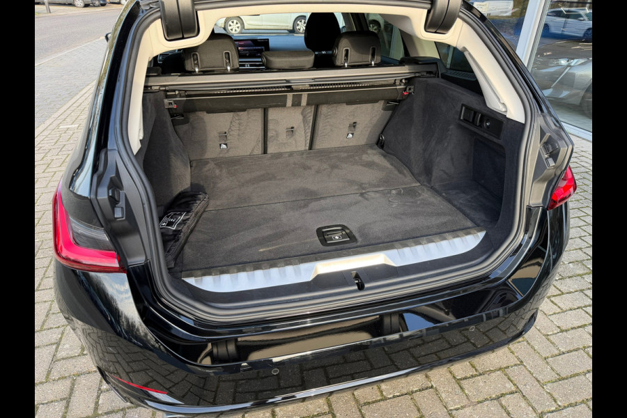 BMW 3 Serie Touring 320e FACELIFT / Navi / Cruise / Camera / Climate / Trekhaak / 20" Breedset.