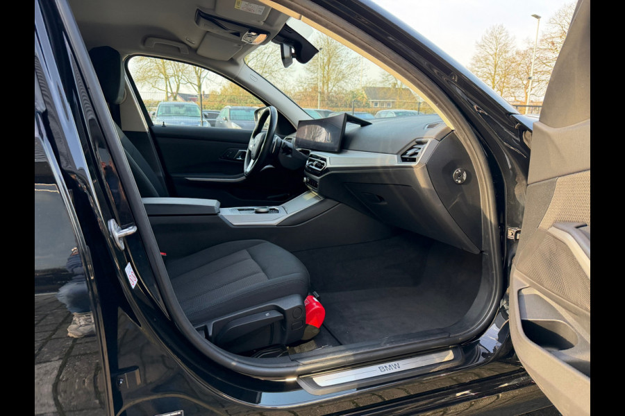 BMW 3 Serie Touring 320e FACELIFT / Navi / Cruise / Camera / Climate / Trekhaak / 20" Breedset.