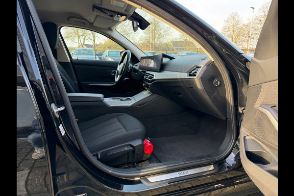 BMW 3 Serie Touring 320e FACELIFT / Navi / Cruise / Camera / Climate / Trekhaak / 20" Breedset.
