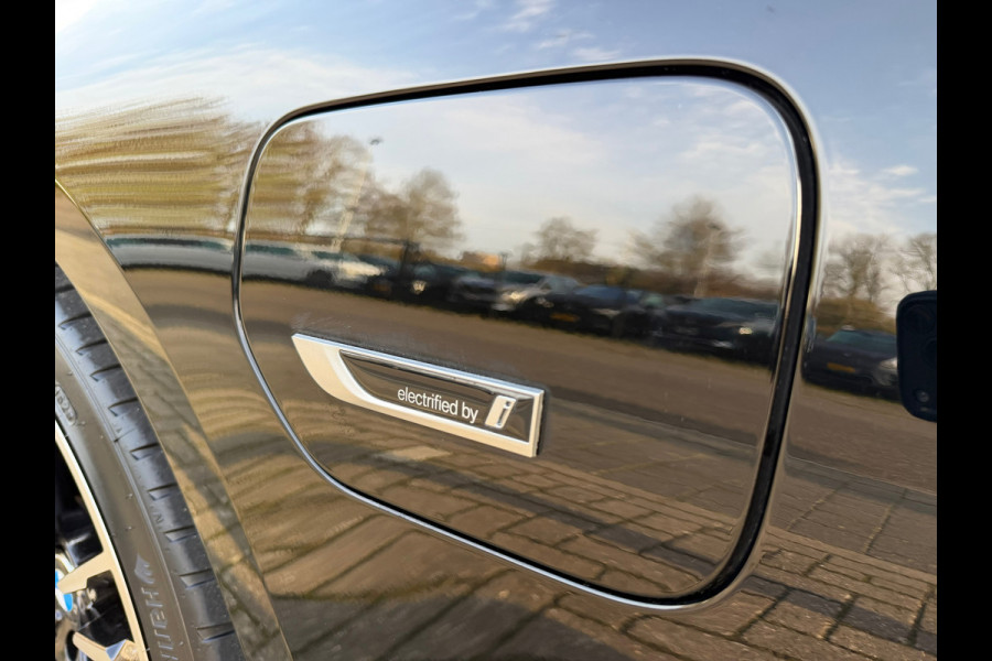 BMW 3 Serie Touring 320e FACELIFT / Navi / Cruise / Camera / Climate / Trekhaak / 20" Breedset.