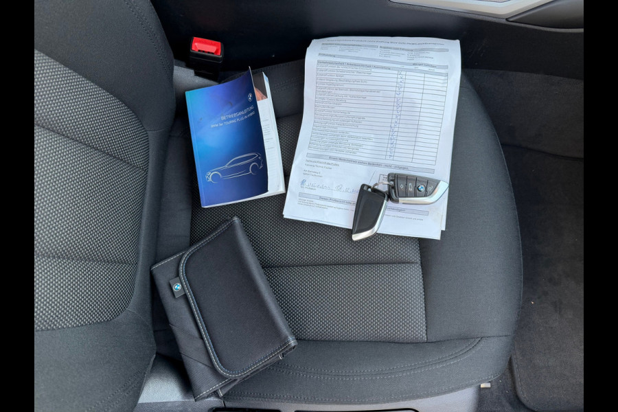 BMW 3 Serie Touring 320e FACELIFT / Navi / Cruise / Camera / Climate / Trekhaak / 20" Breedset.