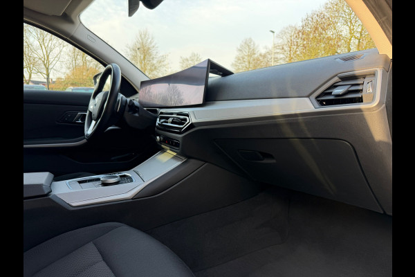 BMW 3 Serie Touring 320e FACELIFT / Navi / Cruise / Camera / Climate / Trekhaak / 20" Breedset.