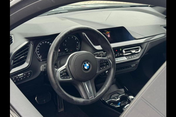 BMW 1-serie 118i High Executive M-PAKKET | NAVI | PDC | STOELVERWARMING | DEALDER ONDERH |
