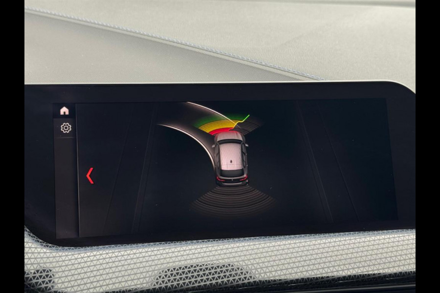 BMW 1-serie 118i High Executive M-PAKKET | NAVI | PDC | STOELVERWARMING | DEALDER ONDERH |
