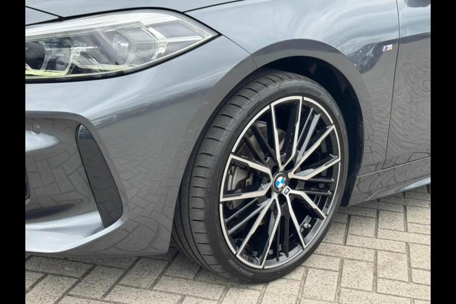 BMW 1-serie 118i High Executive M-PAKKET | NAVI | PDC | STOELVERWARMING | DEALDER ONDERH |