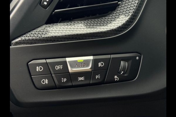 BMW 1-serie 118i High Executive M-PAKKET | NAVI | PDC | STOELVERWARMING | DEALDER ONDERH |