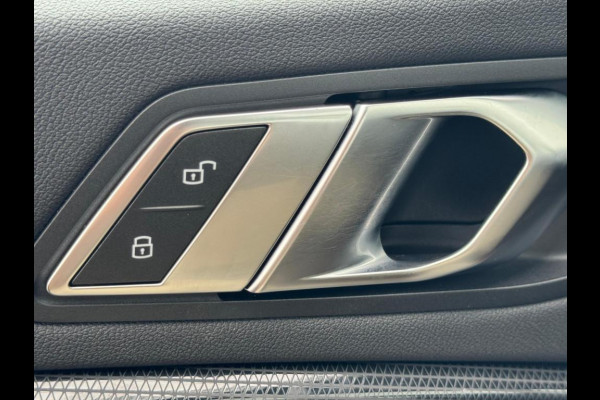 BMW 1-serie 118i High Executive M-PAKKET | NAVI | PDC | STOELVERWARMING | DEALDER ONDERH |