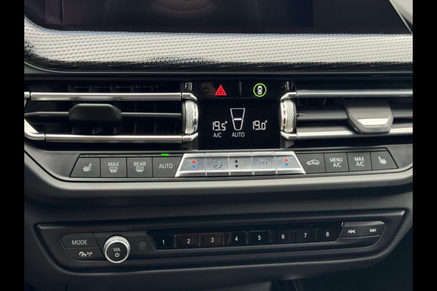 BMW 1-serie 118i High Executive M-PAKKET | NAVI | PDC | STOELVERWARMING | DEALDER ONDERH |