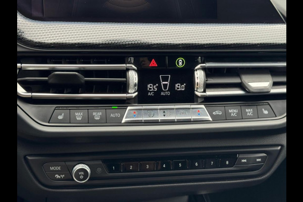 BMW 1-serie 118i High Executive M-PAKKET | NAVI | PDC | STOELVERWARMING | DEALDER ONDERH |