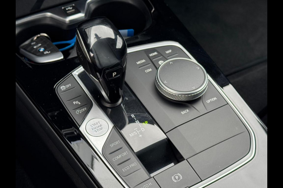 BMW 1-serie 118i High Executive M-PAKKET | NAVI | PDC | STOELVERWARMING | DEALDER ONDERH |