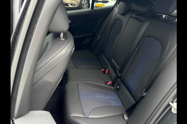 BMW 1-serie 118i High Executive M-PAKKET | NAVI | PDC | STOELVERWARMING | DEALDER ONDERH |