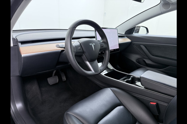Tesla Model 3 RWD SR plus 325PK Trekhaak Lmv 18" AutoPilot Leder Panoramadak Adaptive-Cruise Camera's Elektr.-Stuur+Stoelen+Spiegels+Geheugen+ Navi LED DAB Keyless One-Pedal-Drive SOH 82% 1.000Kg Trekgewicht 1e Eigenaar Origineel Nederlandse Auto Fabrieksgarantie op Accu en Motor tot 10-12-2027/160.000km