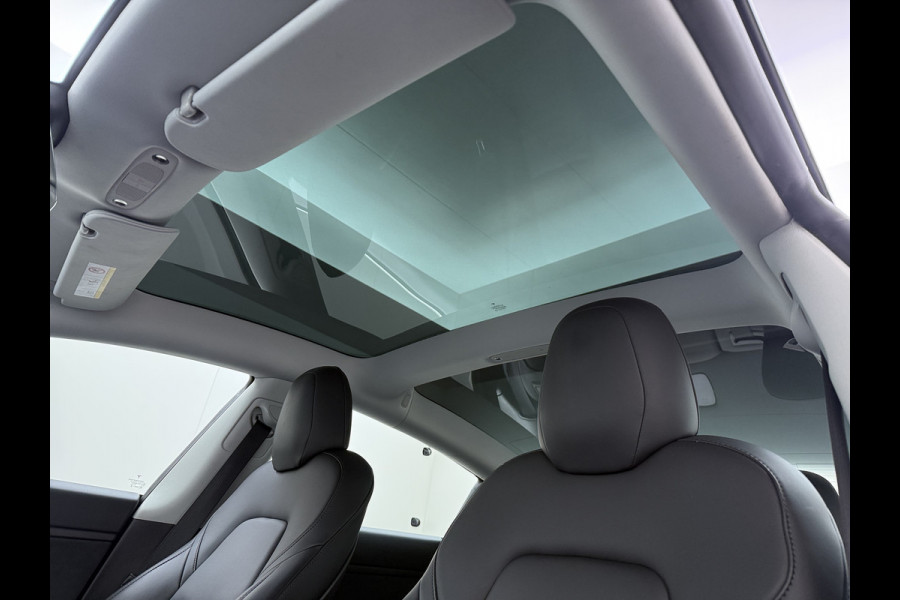 Tesla Model 3 RWD SR plus 325PK Trekhaak Lmv 18" AutoPilot Leder Panoramadak Adaptive-Cruise Camera's Elektr.-Stuur+Stoelen+Spiegels+Geheugen+ Navi LED DAB Keyless One-Pedal-Drive SOH 82% 1.000Kg Trekgewicht 1e Eigenaar Origineel Nederlandse Auto Fabrieksgarantie op Accu en Motor tot 10-12-2027/160.000km