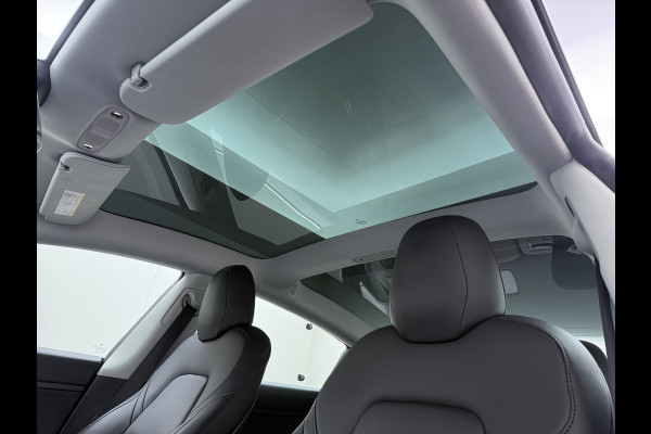 Tesla Model 3 RWD SR plus 325PK Trekhaak Lmv 18" AutoPilot Leder Panoramadak Adaptive-Cruise Camera's Elektr.-Stuur+Stoelen+Spiegels+Geheugen+ Navi LED DAB Keyless One-Pedal-Drive SOH 82% 1.000Kg Trekgewicht 1e Eigenaar Origineel Nederlandse Auto Fabrieksgarantie op Accu en Motor tot 10-12-2027/160.000km