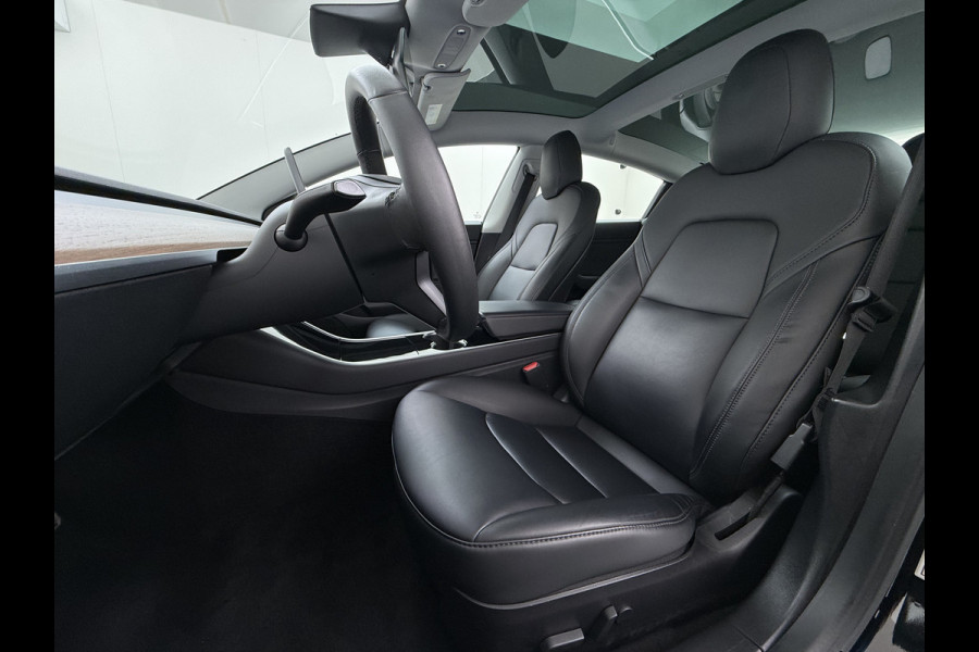 Tesla Model 3 RWD SR plus 325PK Trekhaak Lmv 18" AutoPilot Leder Panoramadak Adaptive-Cruise Camera's Elektr.-Stuur+Stoelen+Spiegels+Geheugen+ Navi LED DAB Keyless One-Pedal-Drive SOH 82% 1.000Kg Trekgewicht 1e Eigenaar Origineel Nederlandse Auto Fabrieksgarantie op Accu en Motor tot 10-12-2027/160.000km