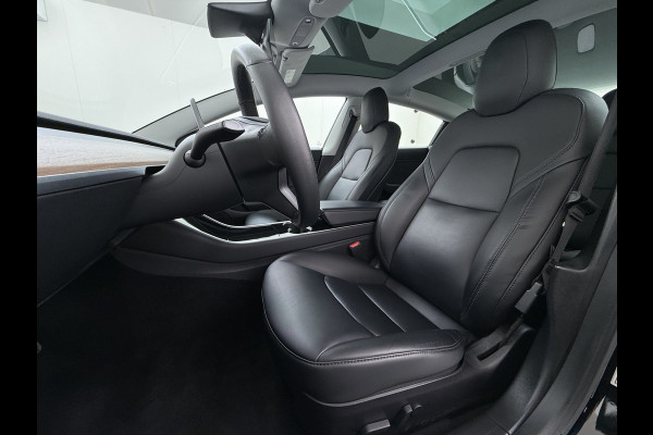 Tesla Model 3 RWD SR plus 325PK Trekhaak Lmv 18" AutoPilot Leder Panoramadak Adaptive-Cruise Camera's Elektr.-Stuur+Stoelen+Spiegels+Geheugen+ Navi LED DAB Keyless One-Pedal-Drive SOH 82% 1.000Kg Trekgewicht 1e Eigenaar Origineel Nederlandse Auto Fabrieksgarantie op Accu en Motor tot 10-12-2027/160.000km