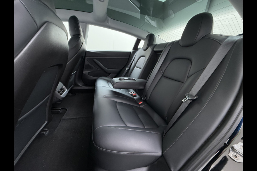 Tesla Model 3 RWD SR plus 325PK Trekhaak Lmv 18" AutoPilot Leder Panoramadak Adaptive-Cruise Camera's Elektr.-Stuur+Stoelen+Spiegels+Geheugen+ Navi LED DAB Keyless One-Pedal-Drive SOH 82% 1.000Kg Trekgewicht 1e Eigenaar Origineel Nederlandse Auto Fabrieksgarantie op Accu en Motor tot 10-12-2027/160.000km