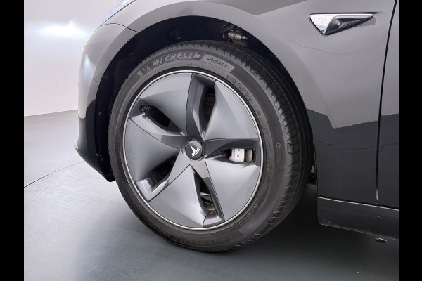 Tesla Model 3 RWD SR plus 325PK Trekhaak Lmv 18" AutoPilot Leder Panoramadak Adaptive-Cruise Camera's Elektr.-Stuur+Stoelen+Spiegels+Geheugen+ Navi LED DAB Keyless One-Pedal-Drive SOH 82% 1.000Kg Trekgewicht 1e Eigenaar Origineel Nederlandse Auto Fabrieksgarantie op Accu en Motor tot 10-12-2027/160.000km
