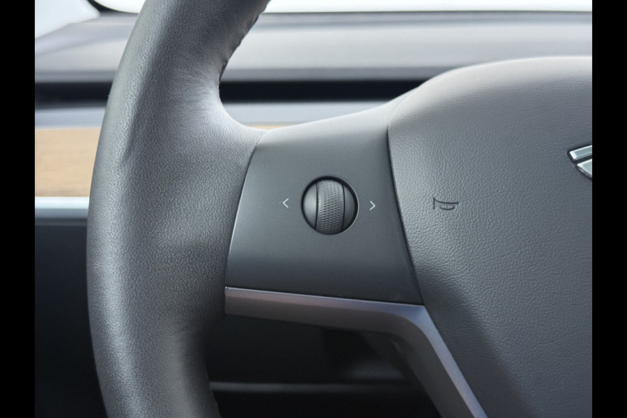 Tesla Model 3 RWD SR plus 325PK Trekhaak Lmv 18" AutoPilot Leder Panoramadak Adaptive-Cruise Camera's Elektr.-Stuur+Stoelen+Spiegels+Geheugen+ Navi LED DAB Keyless One-Pedal-Drive SOH 82% 1.000Kg Trekgewicht 1e Eigenaar Origineel Nederlandse Auto Fabrieksgarantie op Accu en Motor tot 10-12-2027/160.000km