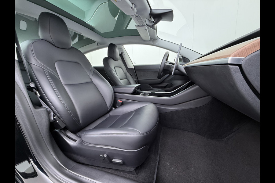 Tesla Model 3 RWD SR plus 325PK Trekhaak Lmv 18" AutoPilot Leder Panoramadak Adaptive-Cruise Camera's Elektr.-Stuur+Stoelen+Spiegels+Geheugen+ Navi LED DAB Keyless One-Pedal-Drive SOH 82% 1.000Kg Trekgewicht 1e Eigenaar Origineel Nederlandse Auto Fabrieksgarantie op Accu en Motor tot 10-12-2027/160.000km