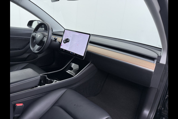 Tesla Model 3 RWD SR plus 325PK Trekhaak Lmv 18" AutoPilot Leder Panoramadak Adaptive-Cruise Camera's Elektr.-Stuur+Stoelen+Spiegels+Geheugen+ Navi LED DAB Keyless One-Pedal-Drive SOH 82% 1.000Kg Trekgewicht 1e Eigenaar Origineel Nederlandse Auto Fabrieksgarantie op Accu en Motor tot 10-12-2027/160.000km