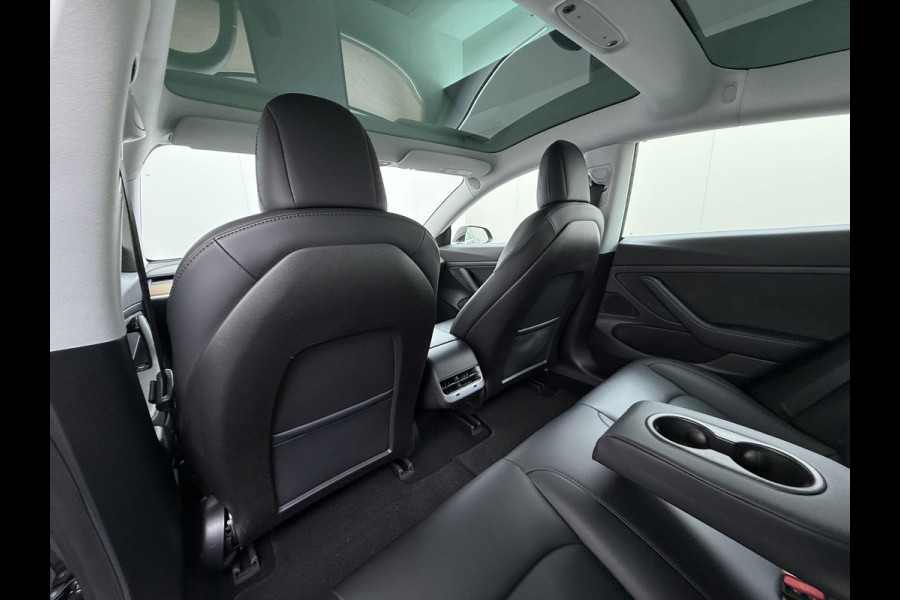 Tesla Model 3 RWD SR plus 325PK Trekhaak Lmv 18" AutoPilot Leder Panoramadak Adaptive-Cruise Camera's Elektr.-Stuur+Stoelen+Spiegels+Geheugen+ Navi LED DAB Keyless One-Pedal-Drive SOH 82% 1.000Kg Trekgewicht 1e Eigenaar Origineel Nederlandse Auto Fabrieksgarantie op Accu en Motor tot 10-12-2027/160.000km
